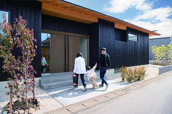 中庭がもたらす圧倒的な明るさと開放感の平屋 アイチャッチ
