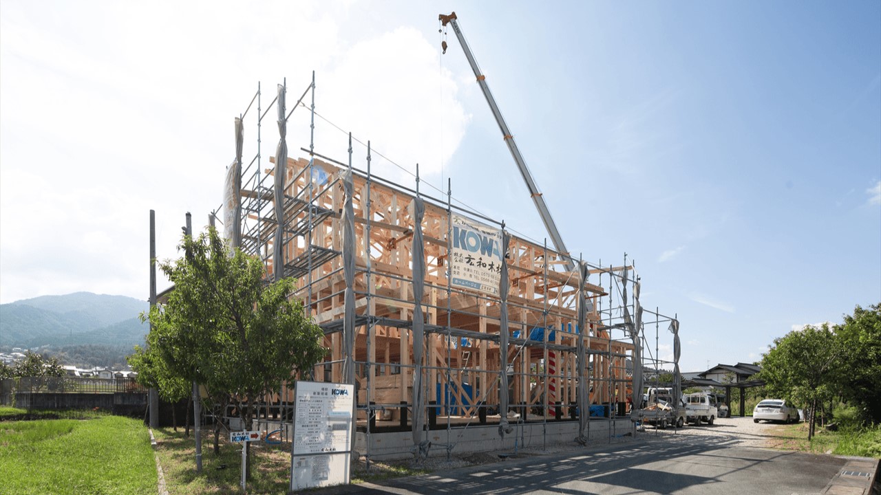 工事中の構造見学会のイメージが分かる木造住宅の外観全景（恵那市 構造見学会）