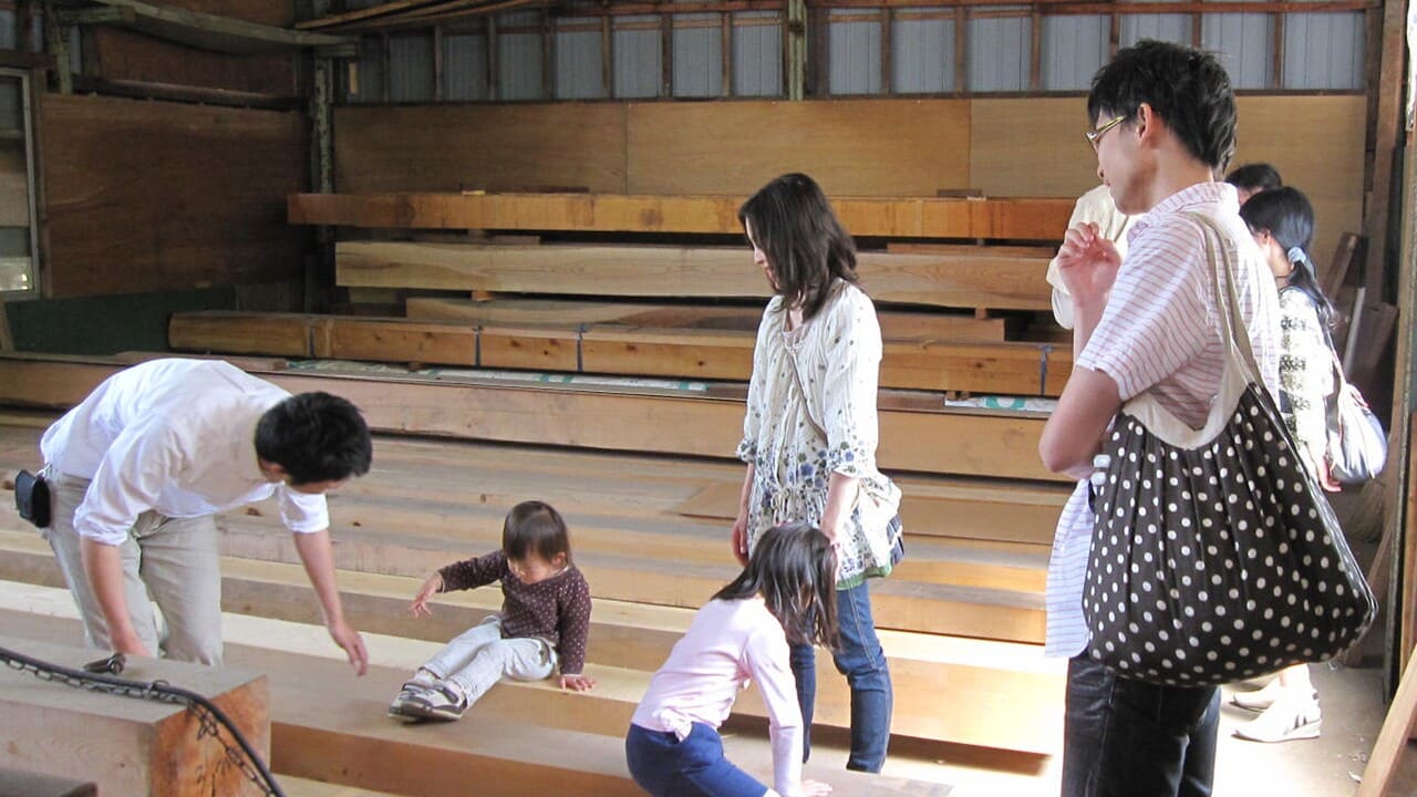 中津川市にて開催される家づくり相談会の製材工場ツアーの様子写真