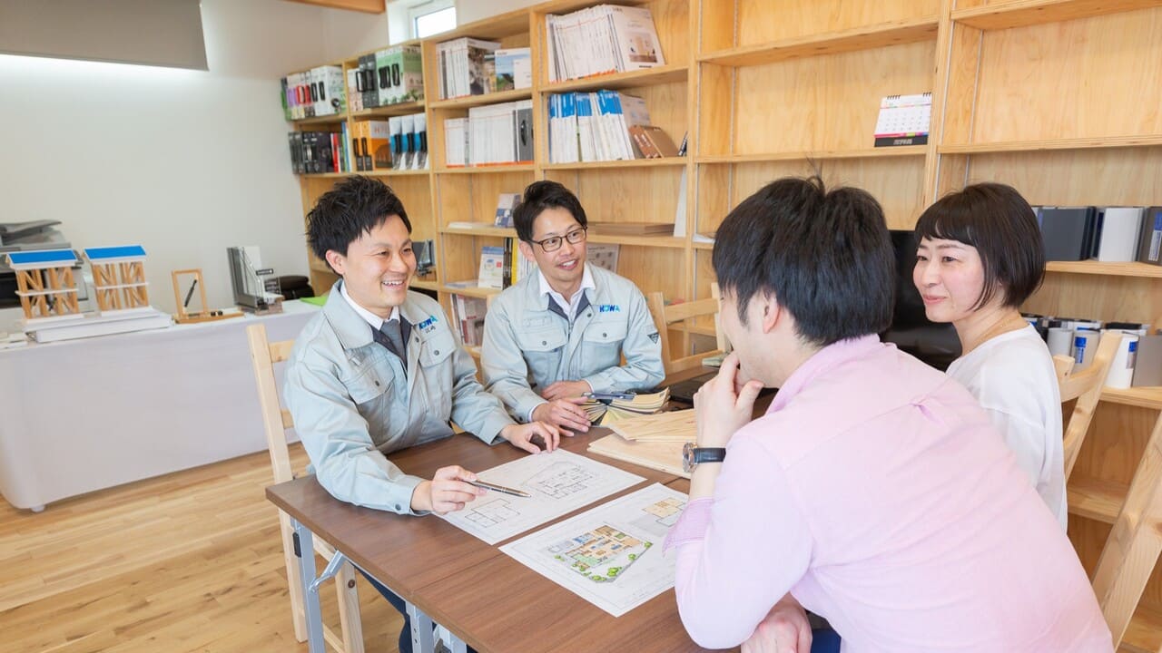中津川市にて開催される家づくり相談会の打合せ様子写真。